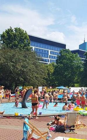 Warszawa: Odkryte baseny czynne dłużej!