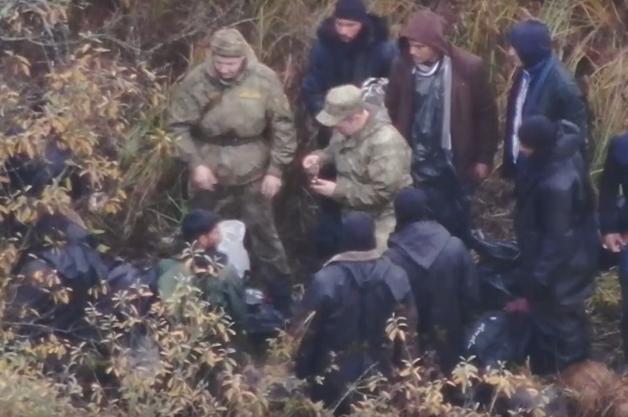 [Video] Krótka odprawa przed akcją i do szturmu. Na filmie służby białoruskie szkolą na migi imigrantów na granicy